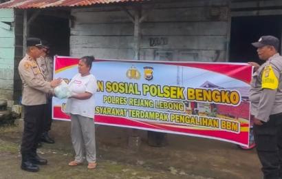 Polres Rejang Lebong Saat Membagikan 100 Paket Sembako