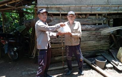 Polsek Kotapadang Saat Memberikan 100 Paket Sembako