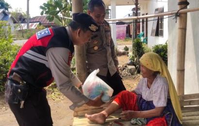 Polsek menyalurkan sembako