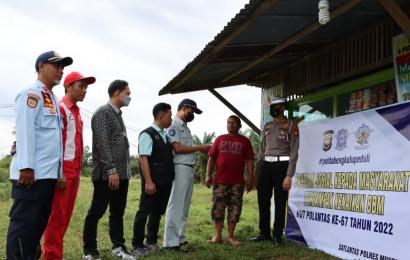 Satlantas Polres Mukomuko Bagikan 600 Liter BBM Pertalite Kepada Masyarakat