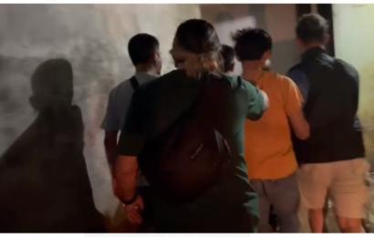 Terduga pelaku saat diamankan polisi