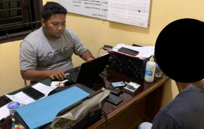 Terduga pelaku saat diperiksa polisi