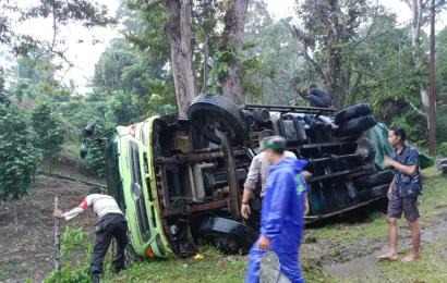 truk terbalik