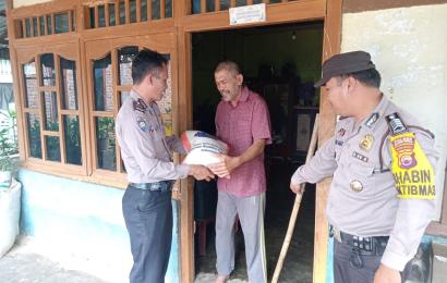 Petugas saat membagikan bantuan beras
