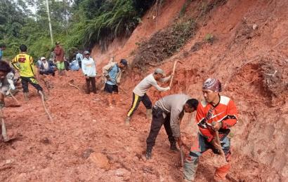 Gotong royong warga dan polisi