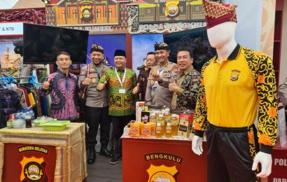 Gubernur saat mengunjungi Booth Polda Bengkulu