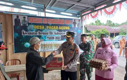 Kapolres Kepahiang didampingi Ibu Ketua Bhayangkari Saat Melakukan Pemberian Bantuan