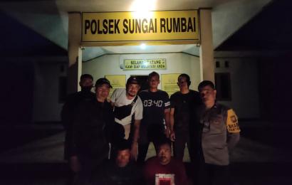 Pelaku Saat Diamankan Di Polsek Sungai Rumbai
