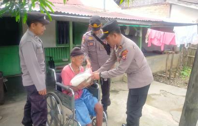 Pembagian bansos beras