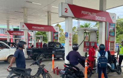 Personel Satlantas Polres Bengkulu Tengah Polda Bengkulu saat patroli di SPBU di Benteng