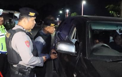 Petugas saat melakukan razia