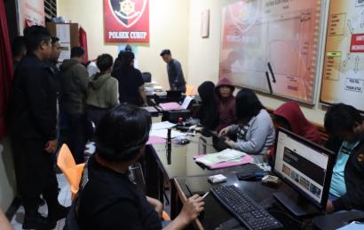 Petugas saat memeriksa para penghuni hotel