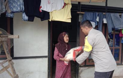 Polisi menyalurkan bantuan sosial