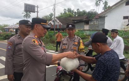 Polsek Taba Penanjung Bagikan 200 Kg Beras Kepada Warga Kurang Mampu