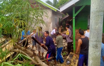 Bhabinkamtibmas Polsek Pondok Suguh dan Warga Bersihkan Rumah Kebakaran