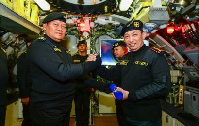 Disematkan Brevet Hiu Kencana TNI AL