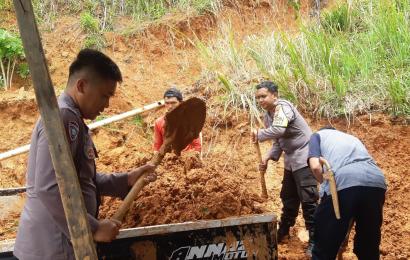 Bersama Warga dan Pemdes, Bhabinkamtibas Goro Membersihkan Material Tanah Longsor