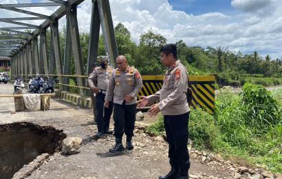  Kapolres RL Tinjau Jembatan Putus Penghubung Kelurahan Talang Benih-Desa Dusun Sawah