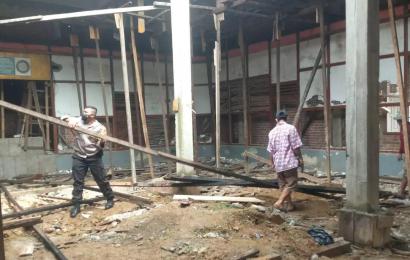 Gotong royong bersama warga