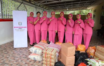 Polres Mukomuko Salurkan Bansos ke Warga Terdampak Banjir