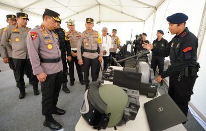  Kapolri Saat Cek Peralatan dan Kesiapan Personel