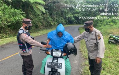 Petugas saat melakukan patroli