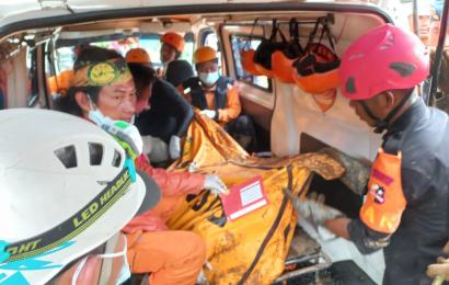 Tim gabungan K9 Polri, Basarnas, dan TNI berhasil mengevakuasi korban hilang yang tertimbun tanah usai gempa Cianjur, Jawa Barat (Jabar).