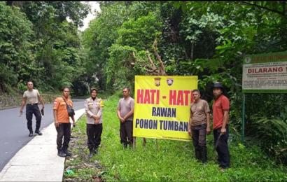  Satgas 1 Ops Bina Karuna Nala 2022 Polres Bengkulu Tengah Polda Bengkulu melaksanakan kegiatan pemasangan imbauan melalui spanduk pada lokasi rawan longsor dan rawan pohon tumbang di Kawasan Liku Sembilan Kecamatan Taba Penanjung Kab Bengkulu Tengah, Jumat (11/11/2022).   Kasat Binmas Polres Bengkulu Tengah Iptu Yenny Puspita SH menjelaskan pemasangan spanduk imbauan bencana alam ini sebagai upaya peringatan kepada warga sekitar maupun masyarakat yang melintas untuk meningkatkan kewaspadaan terutama pada s