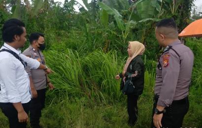 Polisi melakukan olah TKP