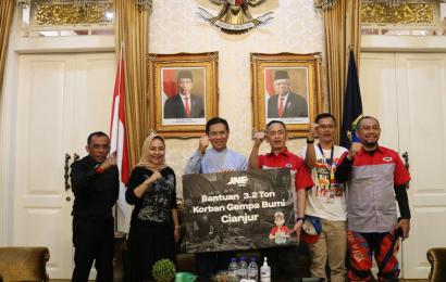 JNE Serahkan 3,2 Ton Bantuan ke Pemerintah Kabupaten Cianjur