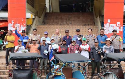 Kapolres Rejang Lebong Ngopi Bareng Tukang Becak dan Pemulung