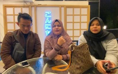Ana (tengah) saat memberikan keterangan kepada wartawan