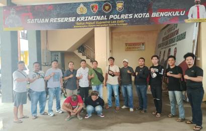 terduga pelaku saat diamankan polisi