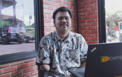 Bootcamp Disabilitas : Indosat Ooredoo Hutchison (IOH) kembali menggelar kelas pendampingan coding bagi penyandang disabilitas pada IDCamp Bootcamp 2022. IOH menyelenggarakan kegiatan untuk keempat kalinya tahun ini dengan semangat teknologi digital yang inklusif, terbuka untuk semua orang, termasuk mereka yang memiliki kebutuhan khusus.  Tampak pada gambar : M. Fauzan Azhim salah satu peserta IDCamp Bootcamp 2022 sedang mengikuti program pelatihan coding secara online.