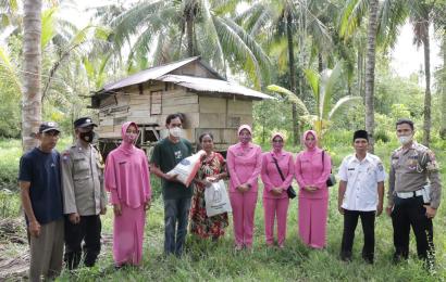 Bhayangkari Polres Kaur Salurkan Bantuan Sosial Untuk Warga Kurang Mampu