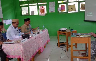 Kiai Ali Salam saat mengikuti ujian skripsi