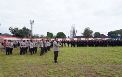 Polri Kerahkan Ribuan Personel Bersihkan Puing-puing Pasca Gempa Cianjur