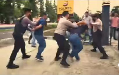 Simulasi 'Aksi Anarkis' Depan Mapolres Bengkulu Utara