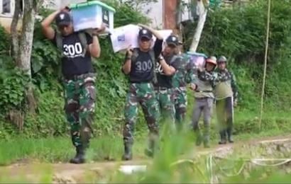 Prajurit TNI melaksanakan misinya