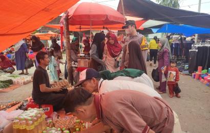 Anggota Bhabinkamtibmas Aipda Ardi Winata dan Briptu Efo Yumansyah SH saat sambang pasar