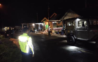 Mobil Dump Truk Tabrak 3 Rumah Warga di Rejang Lebong