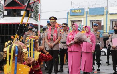 Injakkan Kaki di Mapolda, Kapolda Bengkulu Disambut Tarian Dan Tabuhan Dol