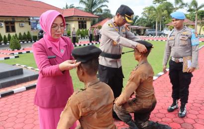10 Baja Ikuti Tradisi Pembaretan Sebelum Memulai Tugas di Polres Mukomuko