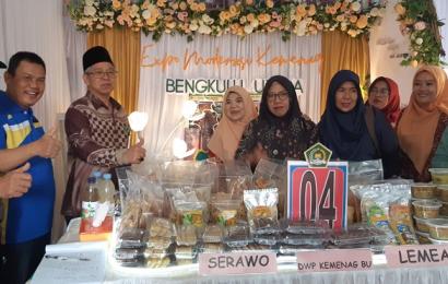 Tinjau Expo Moderasi, Kakanwil Cicipi ‘Apam Kalbang’ & Borong Produk Masakan Khas Daerah