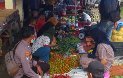 Sambang Pasar, Bhabinkamtibmas Sampaikan Imbauan Kepada Pengelola dan Masyarakat