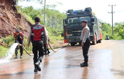 Banyak Pengendara Roda 2 Terpeleset, Polres Lebong Turun Bersihkan Lumpur Dijalan