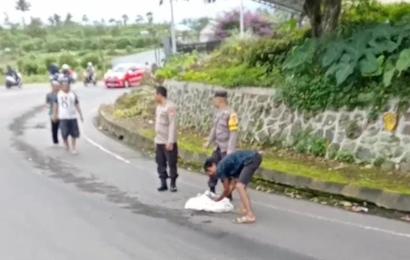 Polsek Curup Bersama Warga Bersihkan Ceceran Oli di Jalan Umum