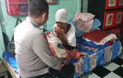 Polsek Pondok Suguh Salurkan Bantuan Beras Kepada Warga Kurang Mampu