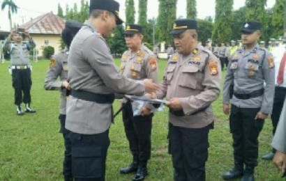 Kapolres Bengkulu Utara Berikan Penghargaan Kepada Puluhan Personel Berprestasi