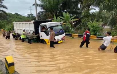 Polisi Bersama Warga Gotong Royong Evakuasi Truk Terjebak Banjir